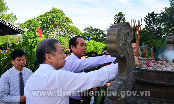 Lãnh đạo Tỉnh dâng hương tưởng niệm các anh hùng liệt sĩ