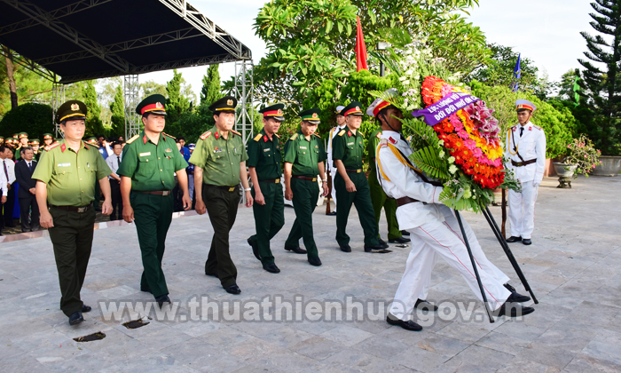 Lực lượng vũ trang nhân dân dâng hoa, dâng hương các anh hùng liệt sĩ