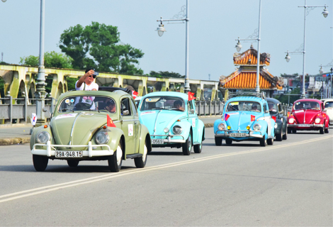 Diễu hành xe Volkswagen và Vespa cổ tại Festival Huế 2018 -  /vi-vn