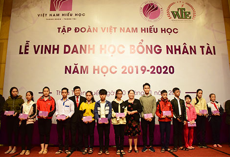 Trao học bổng cho các em học sinh