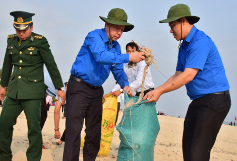 Ông Phan Ngọc Thọ tham gia “Ngày chủ nhật xanh” cùng thanh niên dọn rác ở biển Thuận An