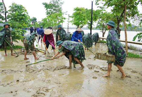 Cán bộ chiến sĩ Bộ chỉ huy quân sự tỉnh Thừa Thiên Huế dọn vệ sinh tại dọc sông Hương, khu vực Học viện Âm nhạc Huế