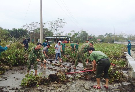 Cán bộ, nhân dân xã Quảng Thái cùng cán bộ chiến sỹ Trung đoàn 6 ra quân vệ sinh môi trường sau bão lũ