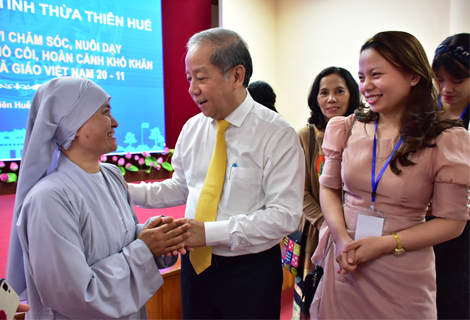 Chủ tịch UBND tỉnh trò chuyện thân mật với những người làm công tác chăm sóc, nuôi dạy trẻ em yếu thế