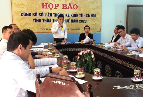 Ông Hoàng Văn Sỹ - Phó Cục trưởng Cục Thống kê tỉnh chủ trì buổi họp báo