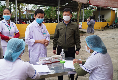 Phó Chủ tịch UBND tỉnh Nguyễn Thanh Bình (áo xanh đen) kiểm tra công tác khám sàng lọc tại bệnh viện huyện Phú Vang