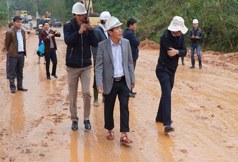 Phó Chủ tịch UBND tỉnh Nguyễn Văn Phương (giữa) tiếp tục thị sát, kiểm tra tình hình sạt lở tại tuyến 2 đường ven biển Cảnh Dương