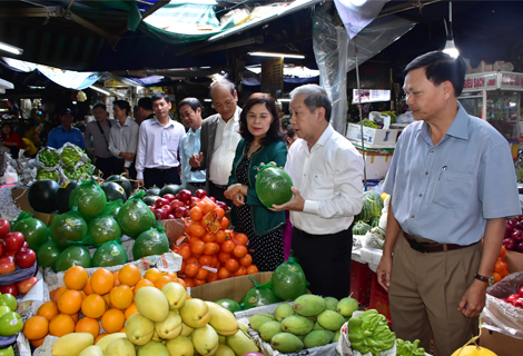 Chủ tịch UBND tỉnh Phan Ngọc Thọ kiểm tra, thăm hỏi tình hình kinh doanh của tiểu thương chợ Đông Ba 