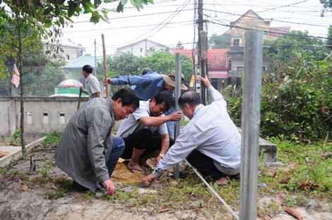 Lãnh đạo tỉnh cùng với người dân làm vệ sinh nhà văn hóa tổ