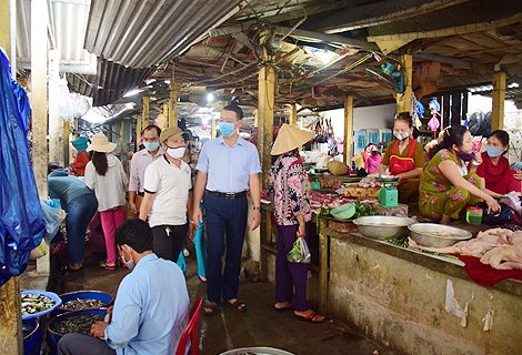 Phó chủ tịch UBND tỉnh Phan Thiên Định kiểm tra tình hình hoạt động và vệ sinh môi trường tại chợ Vân xá, phường Hương Văn