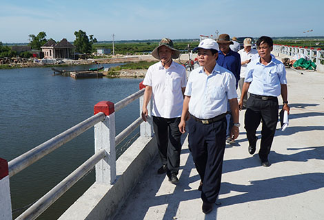 Phó Chủ tịch UBND tỉnh Nguyễn Văn Phương kiểm tra tiến độ thi công Hạng mục nâng cấp, mở rộng cống Quan