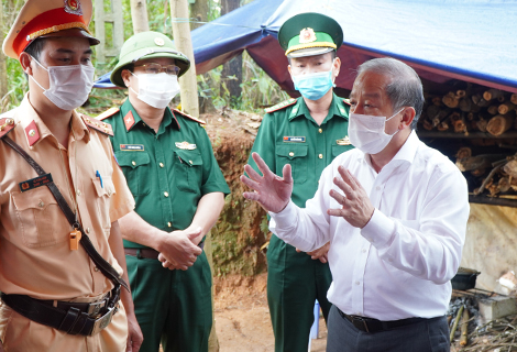 Phó Bí thư Tỉnh ủy, Chủ tịch UBND tỉnh Phan Ngọc Thọ (áo trắng) chỉ đạo tại buổi đi kiểm tra