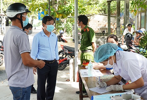 Phó Chủ tịch UBND tỉnh Nguyễn Văn Phương kiểm tra công tác phòng, chống dịch Covid-19 tại chốt kiểm soát y tế Điền Hương