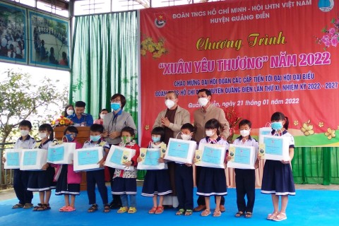 Trao quà Xuân yêu thương cho học sinh tiểu học Quảng Lợi