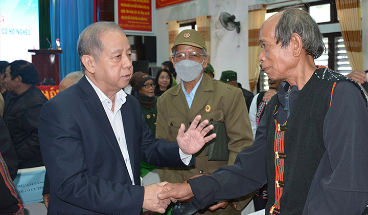 Phó Bí thư Thường trực Tỉnh ủy Phan Ngọc Thọ trò chuyện với các già làng, người có uy tín, trưởng thôn, tổ trưởng tổ dân phố của huyện A Lưới