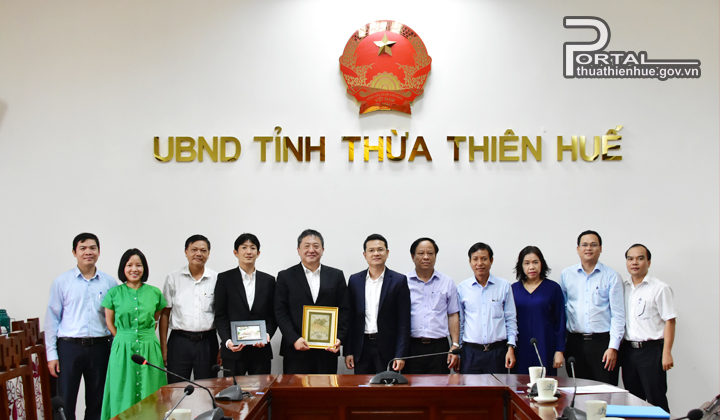 Lãnh đạo tỉnh tặng quà và chụp ảnh lưu niệm với Trưởng đại diện Văn phòng JICA tại Việt Nam