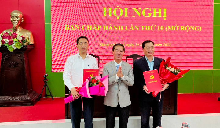 Trao quyết định bổ sung ủy viên ban chấp hành và ủy viên ban thường vụ Đảng ủy Khối khóa VII