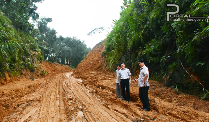 Phó Chủ tịch UBND tỉnh Hoàng Hải Minh kiểm tra công tác khắc phục các điểm sạt lở trên tuyến Quốc lộ 49