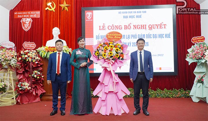 Phó Chủ tịch Thường trực UBND tỉnh Nguyễn Thanh Bình tặng lẵng hoa chúc mừng các Phó Giám đốc Đại học Huế, nhiệm kỳ 2021-2026