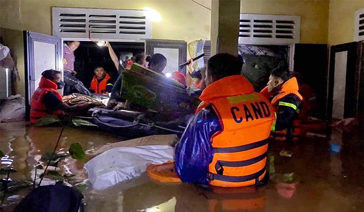 Lực lượng vũ trang trên địa bàn tỉnh đã huy động cán bộ chiến sỹ xuyên đêm cứu giúp người và tài sản của nhân dân