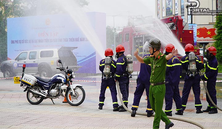 Lực lượng chức năng tham gia xử lý các tình huống tại cuộc diễn tập