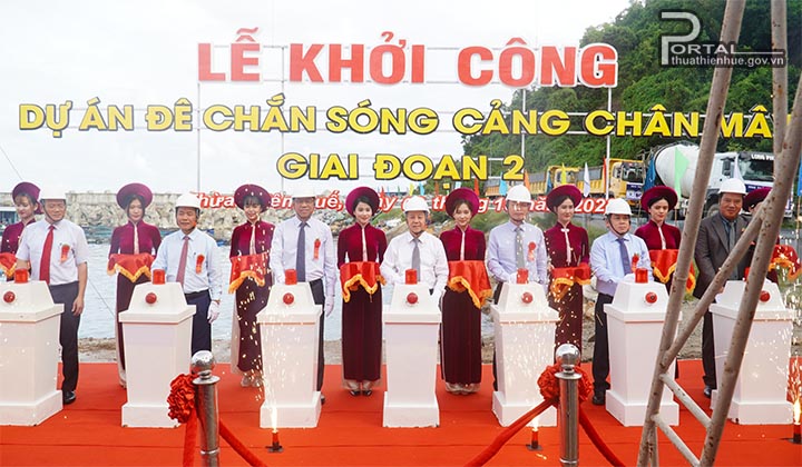 Thực hiện nghi thức khởi công