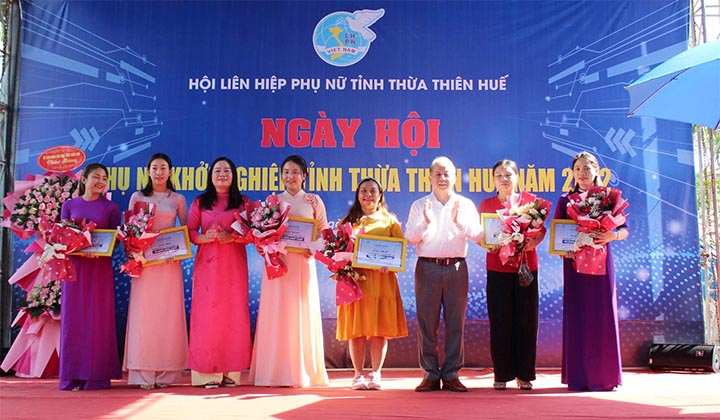 Trao giải cho các cá nhân đạt giải tại ngày hội Phụ nữ khởi nghiệp tỉnh Thừa Thiên Huế năm 2022