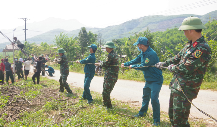 Cán bộ, chiến sĩ Ban CHQS huyện giúp dân dân xây dựng nông thôn mới tại Bản Phúc Lộc, xã Xuân Lộc