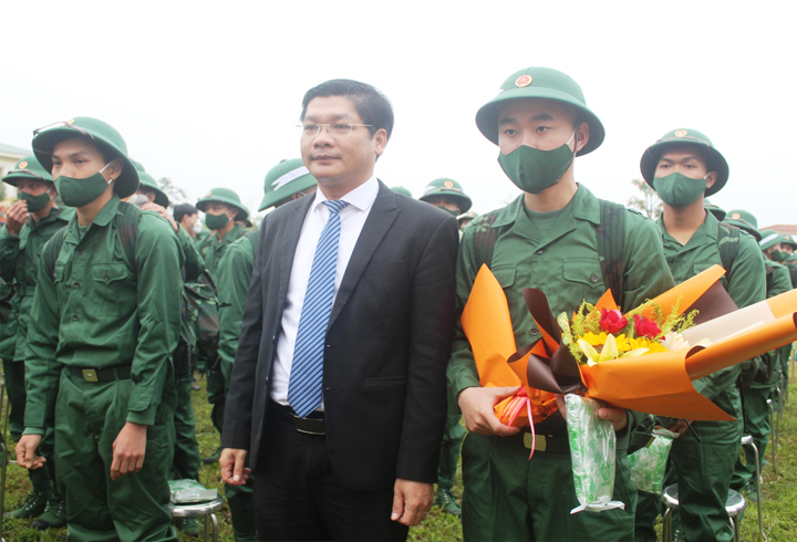 Ông Nguyễn Chí Tài, UVTV, Trưởng ban Dân vận Tỉnh ủy tặng hoa chúc mừng các tân binh huyện Phong Điền (ảnh chụp đợt tuyển quân Tháng 2/2022)