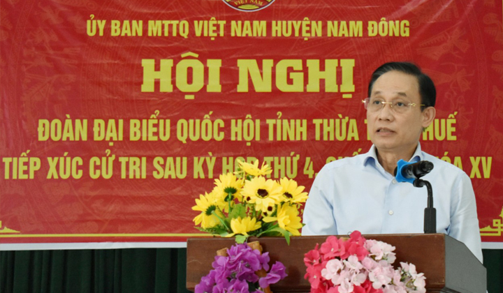 ông Lê Hoài Trung, Ủy viên Trung ương Đảng, Trưởng ban Đối ngoại Trung ương phát biểu, ghi nhận ý kiến cử tri tại buổi tiếp xúc