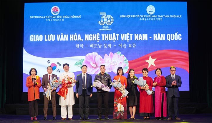 Lãnh đạo tỉnh và Ban tổ chức trao tặng hoa cho các nhà tài trợ đồng hành cùng chương trình 