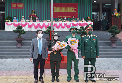 Thiếu tướng Hà Thọ Bình và Chủ tịch UBND tỉnh Nguyễn Văn Phương tặng hoa cho các thanh niên lên đường nhập ngũ