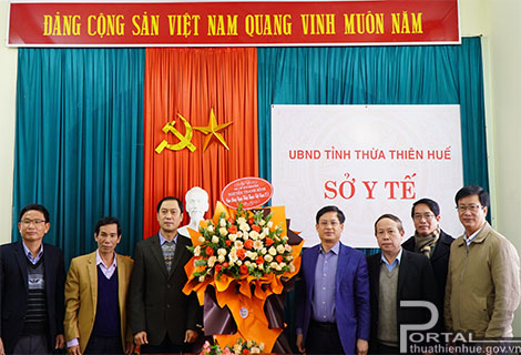  Phó Chủ tịch UBND tỉnh Nguyễn Thanh Bình thăm và tặng hoa chúc mừng Sở Y tế nhân Ngày Thầy thuốc Việt Nam 27/2