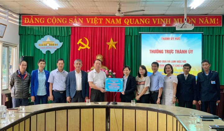 Thường trực Thành ủy Huế đã tặng Chi bộ BQL chợ Đông Ba 1 bộ máy tính để bàn trị giá 15 triệu đồng để phục vụ công tác