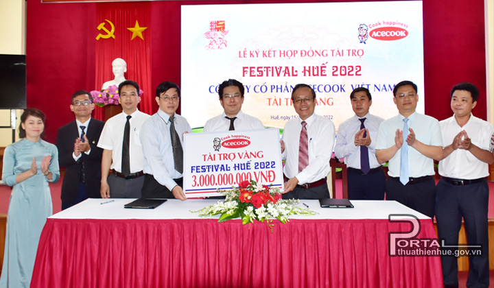 Công ty cổ phần Acecook Việt Nam trao bảng tài trợ cho Ban tổ chức Festival Huế 2022