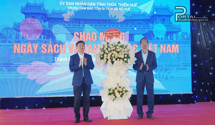 UVTV Tỉnh ủy - Phó Chủ tịch UBND tỉnh Nguyễn Thanh Bình tặng hoa chúc mừng Trung tâm Bảo tồn Di tích Cố đô Huế