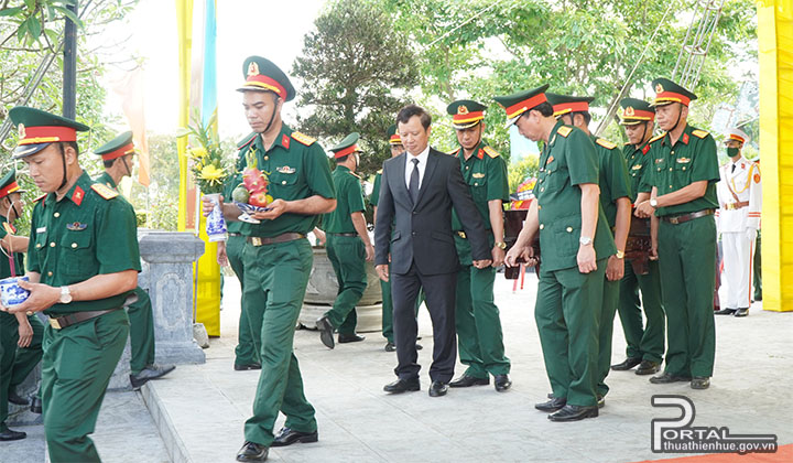 Tiễn đưa, an táng các anh hùng liệt sỹ tại nghĩa trang liệt sỹ thành phố Huế