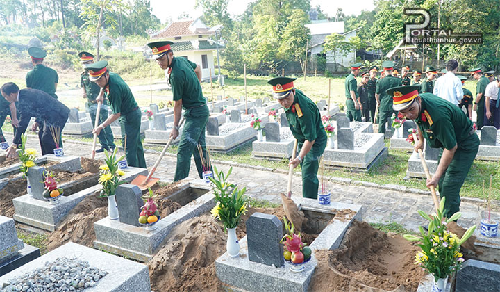 An táng các anh hùng liệt sỹ về với đồng đội tại nghĩa trang liệt sỹ thành phố Huế