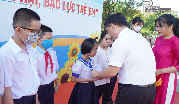 Phó Chủ tịch UBND tỉnh Nguyễn Thanh Bình trao học bổng cho các trẻ em có hoàn cảnh đặc biệt khó khăn