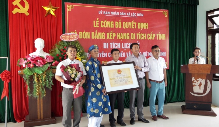 Lãnh đạo xã Lộc Điền cùng đại diện dòng họ nhận bằng xếp hạng Di tích lịch sử cấp tỉnh Lăng mộ Nguyễn Cửu Kiều và Công nữ Ngọc Đỉnh