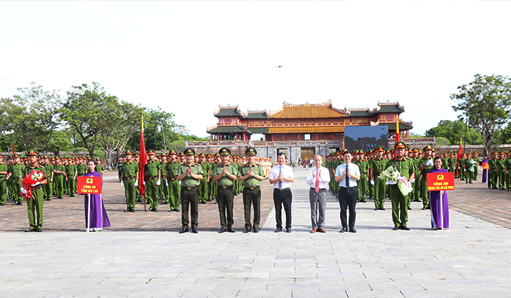 Các đồng chí lãnh đạo tặng hoa các đoàn tham dự Hội thi.