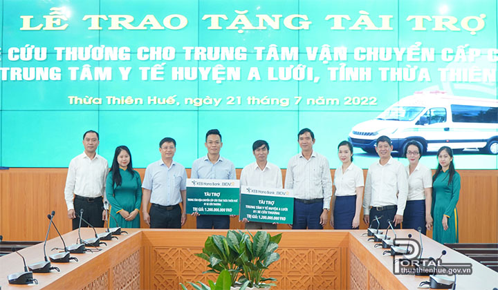 Đại diện Trung tâm vận chuyển cấp cứu 115 và Trung tâm Y tế huyện A Lưới tiếp nhận xe cứu thương từ nhà tài trợ