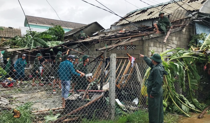 Cán bộ, chiến sĩ giúp nhân dân phường Hương An lợp lại những ngôi nhà bị tốc mái, hư hỏng