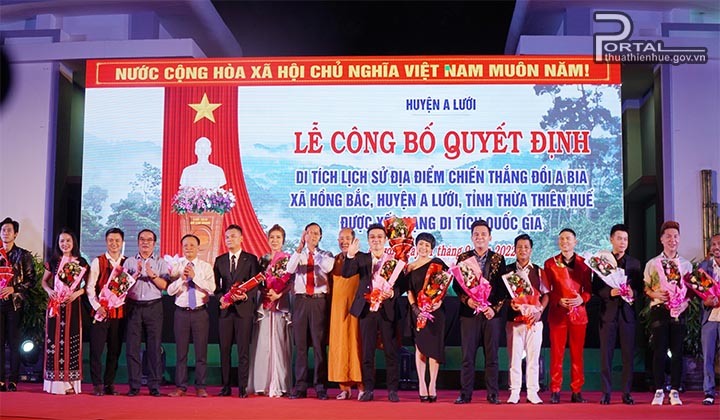 Lãnh đạo huyện A Lưới tặng hoa cho đoàn nghệ thuật, các nghệ sĩ tại buổi lễ