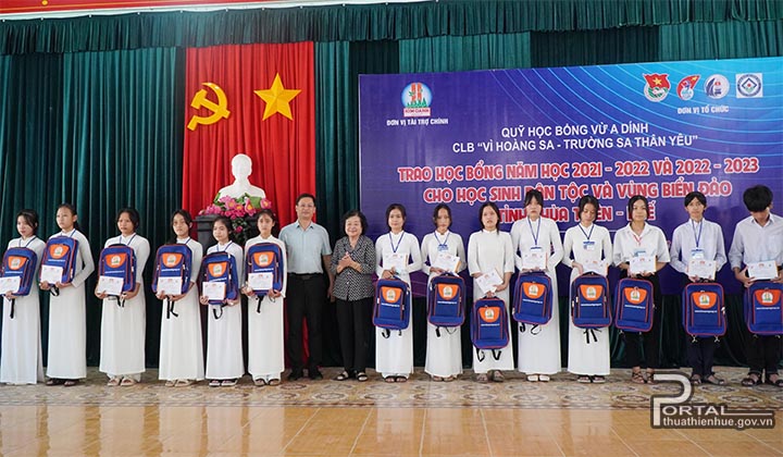 Nguyên Phó Chủ tịch nước Cộng hòa xã hội chủ nghĩa Việt Nam Trương Mỹ Hoa  và  Phó Chủ tịch Thường trực UBND tỉnh Nguyễn Thanh Bình trao học bổng cho các em học sinh 