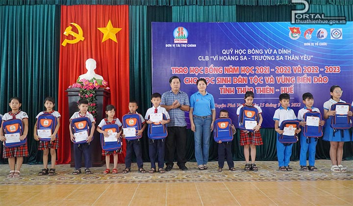 Trao học bổng cho các em học sinh