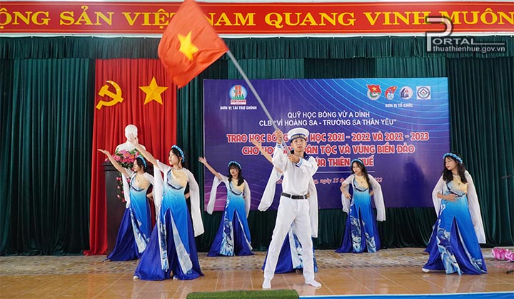 Văn nghệ chào mừng tại chương trình