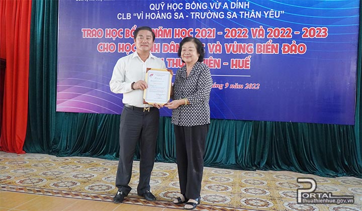 Nguyên Phó Chủ tịch nước Trương Mỹ Hoa trao thư cảm ơn cho nhà tài trợ