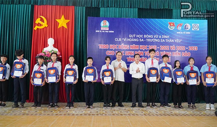 Trao học bổng cho các em học sinh