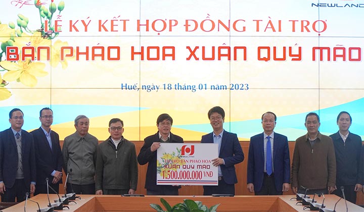 Trao biểu trưng tài trợ 1,5 tỷ đồng kinh phí bắn pháo hoa Tết Quý Mão 2023